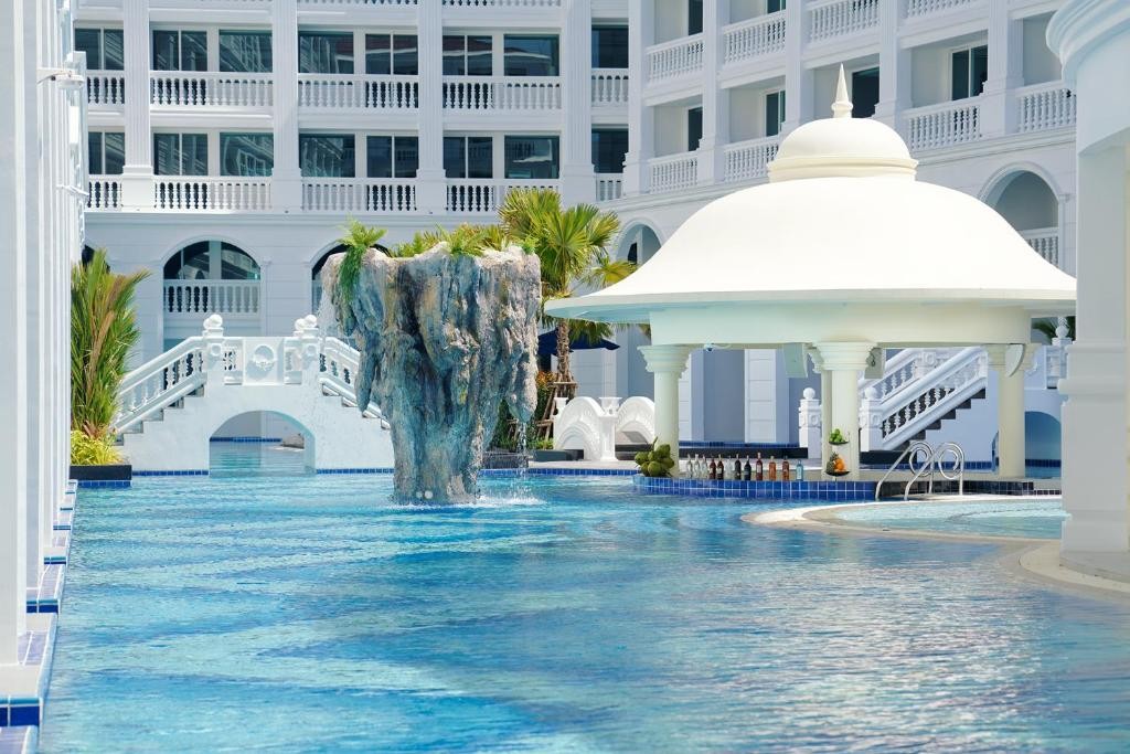 مسبح فندق موفنبيك ميث باتونغ بوكيت